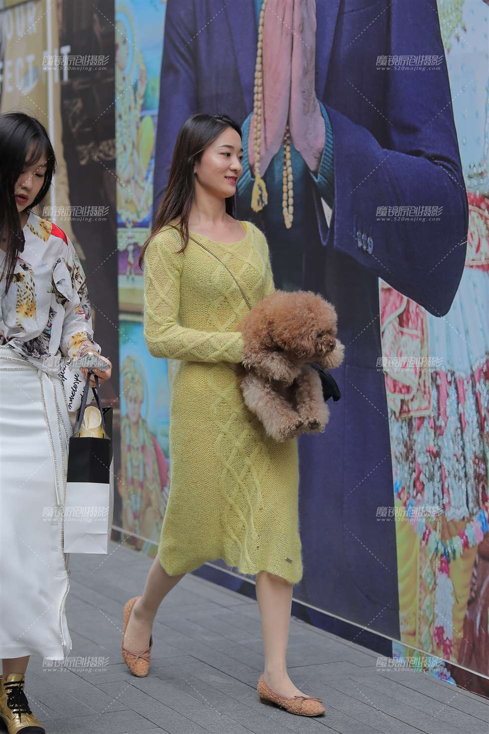 图片[1]-毛衣都包裹不住的好身材-街拍流行馆