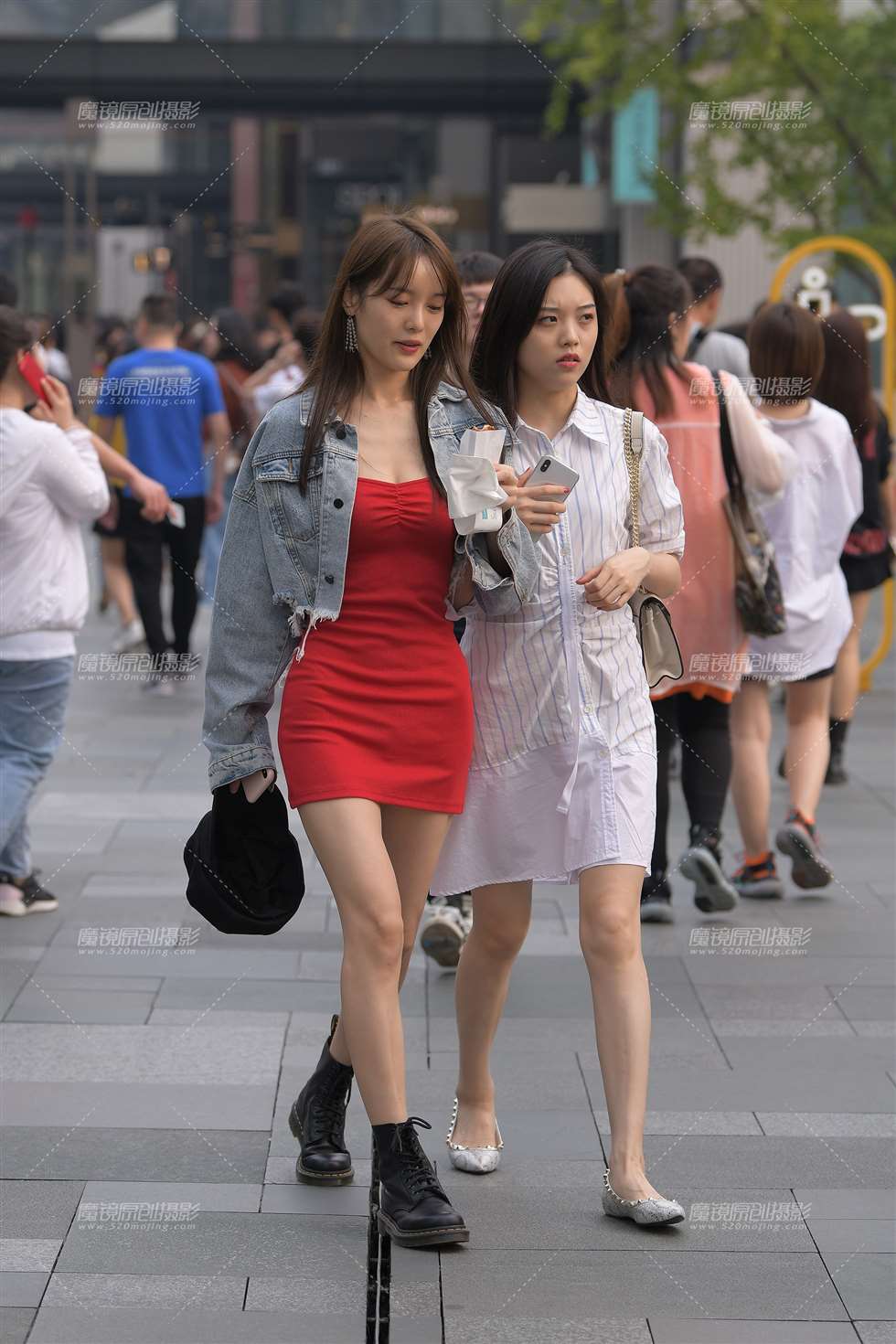 图片[1]-性感低胸小姐姐-街拍流行馆