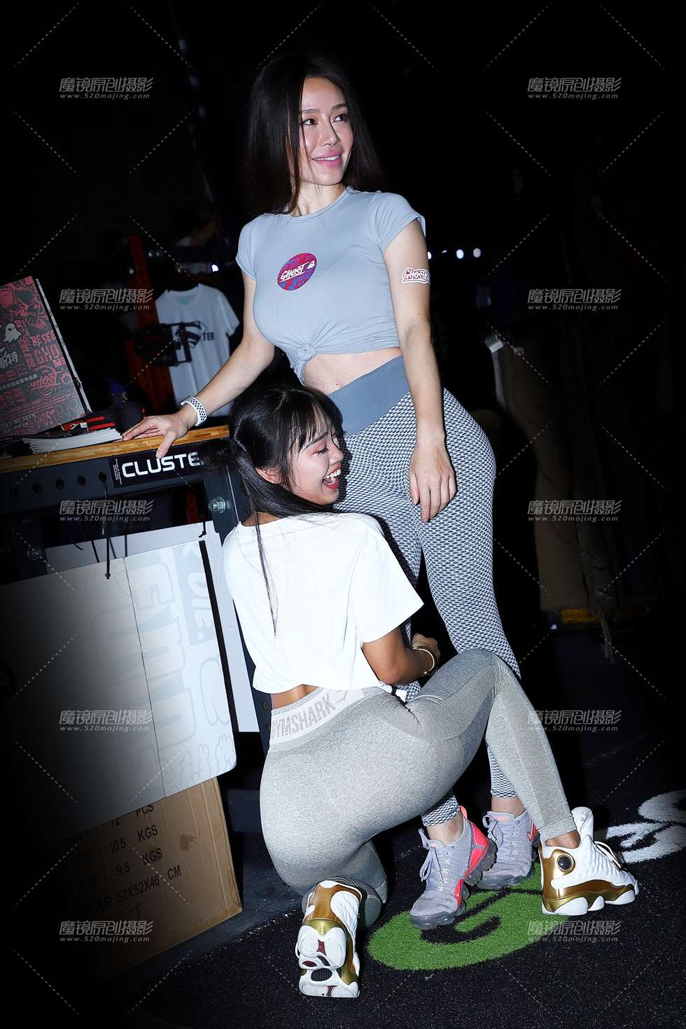 图片[4]-一对运动饮品展示女孩-街拍流行馆