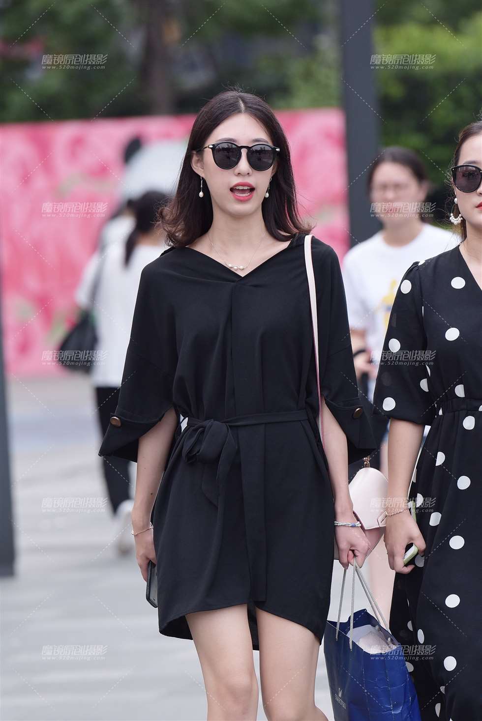 图片[3]-墨镜美女-街拍流行馆