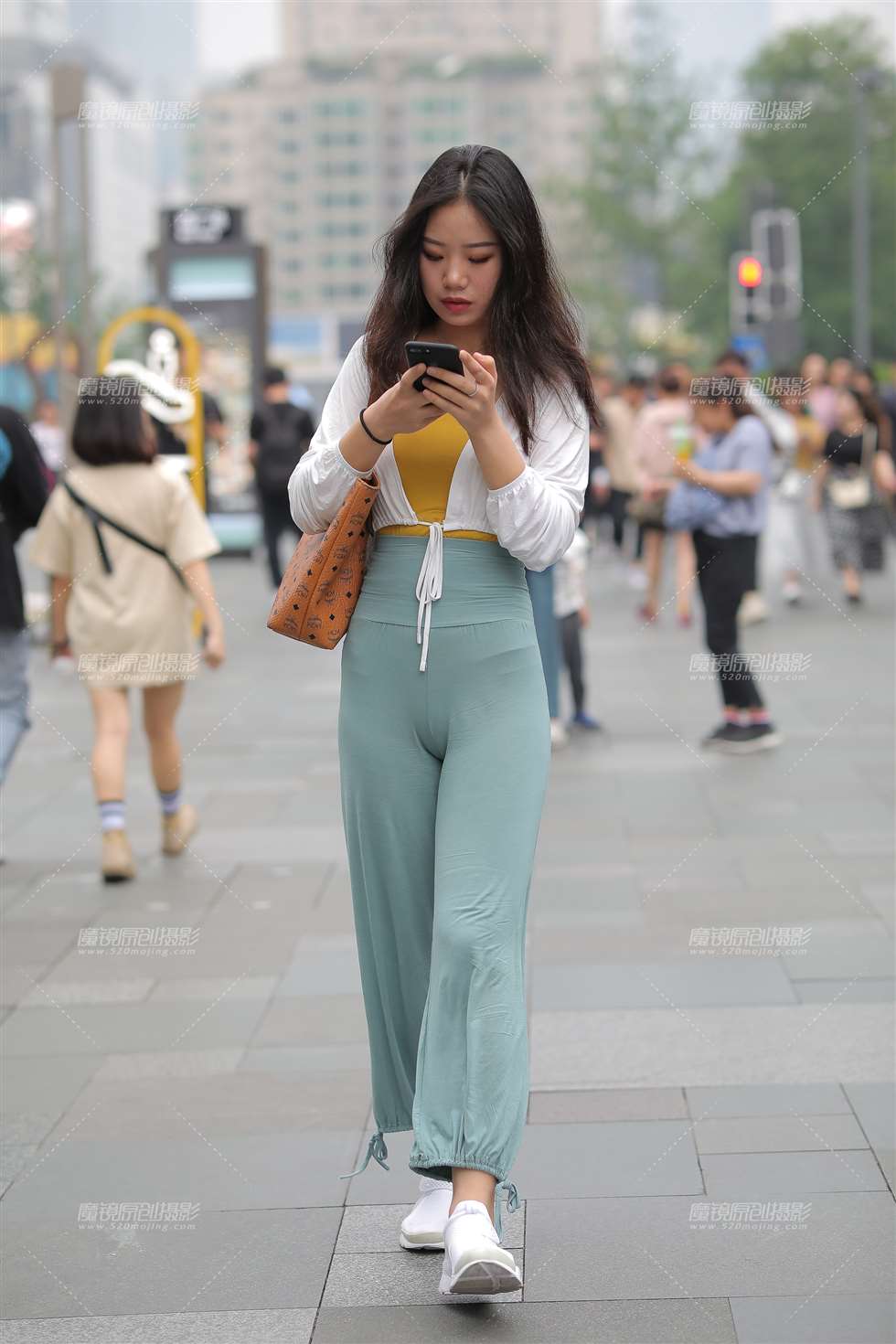图片[1]-裤子穿的一定很舒服-街拍流行馆