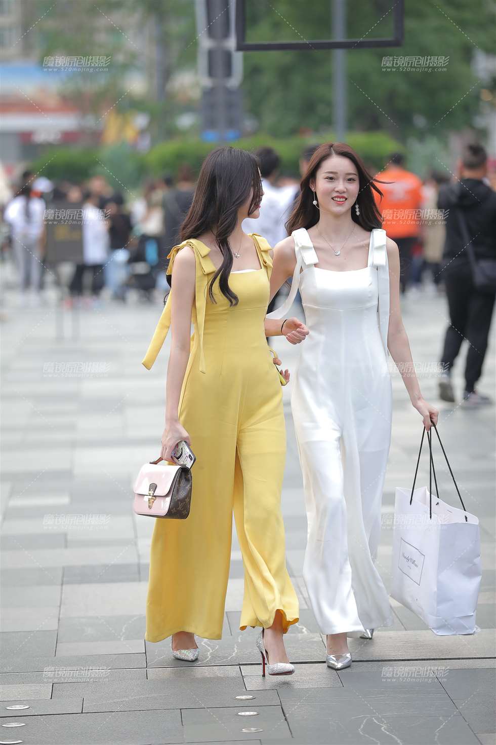 图片[1]-高颜值双胞胎 街头的靓丽风景-街拍流行馆