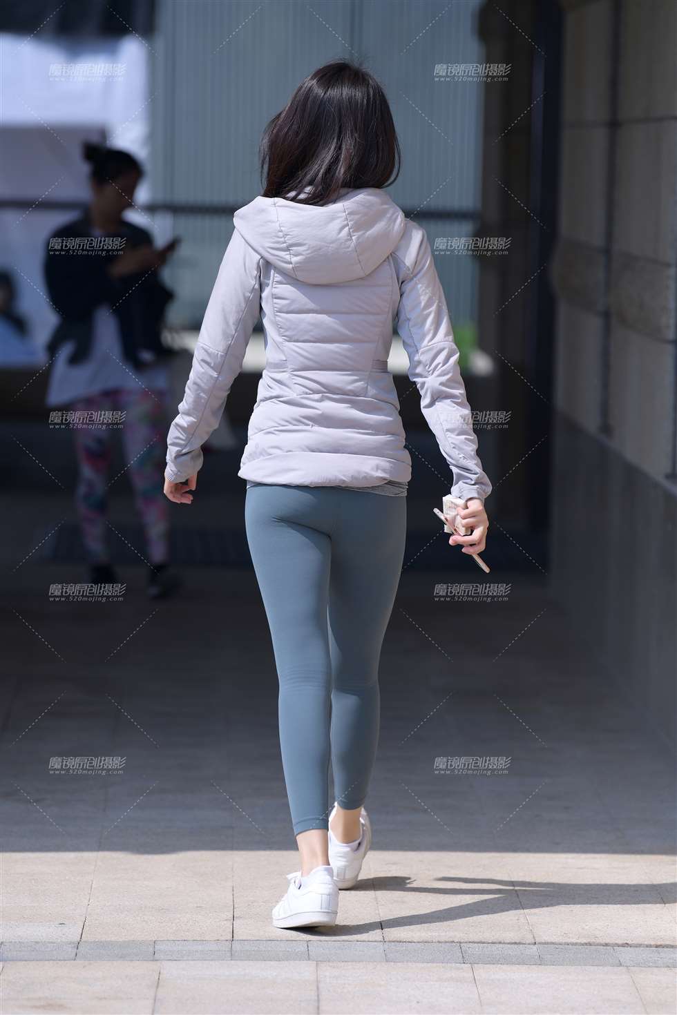 图片[2]-第1604篇苗条紧身美女-街拍流行馆
