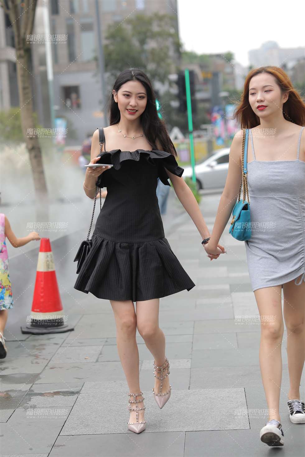 图片[1]-高颜值的小姐姐很自信-街拍流行馆