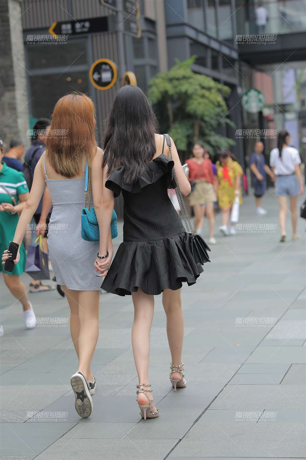 图片[2]-高颜值的小姐姐很自信-街拍流行馆