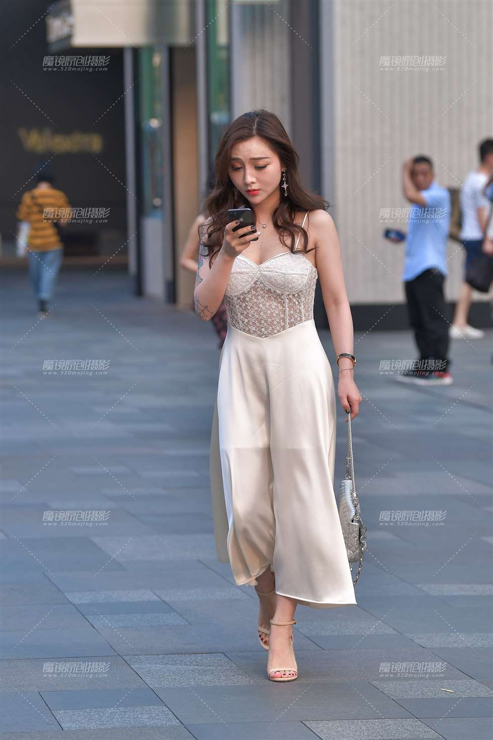 图片[1]-性感低胸美**-街拍流行馆