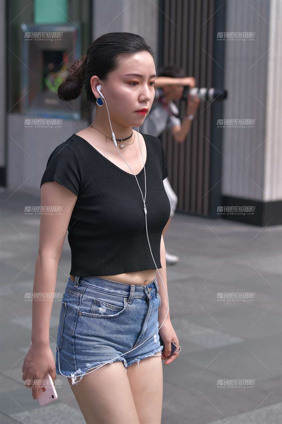 图片[1]-短装露肚脐热裤-街拍流行馆