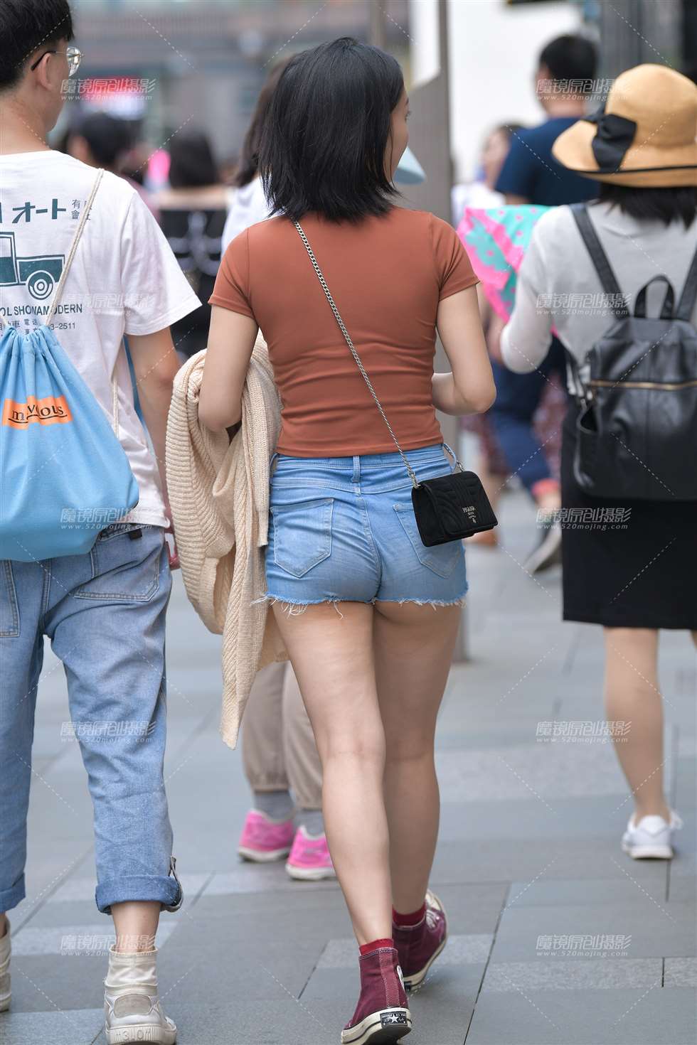 图片[3]-惊人de热裤女孩-街拍流行馆