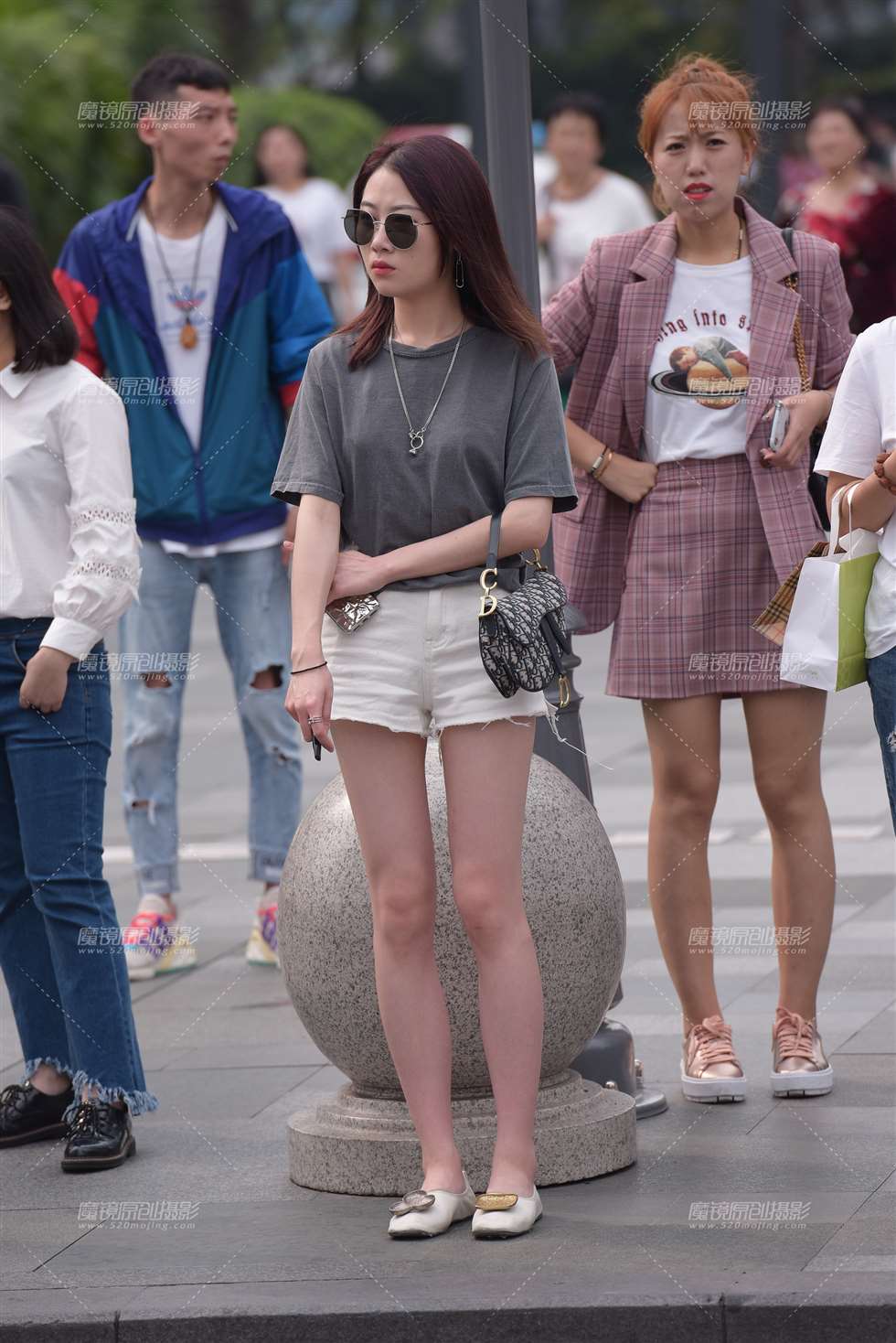 图片[1]-墨镜美女-街拍流行馆