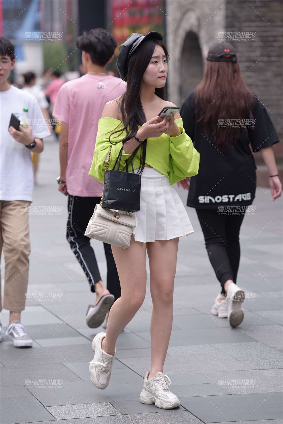 图片[1]-百褶裙美女-街拍流行馆