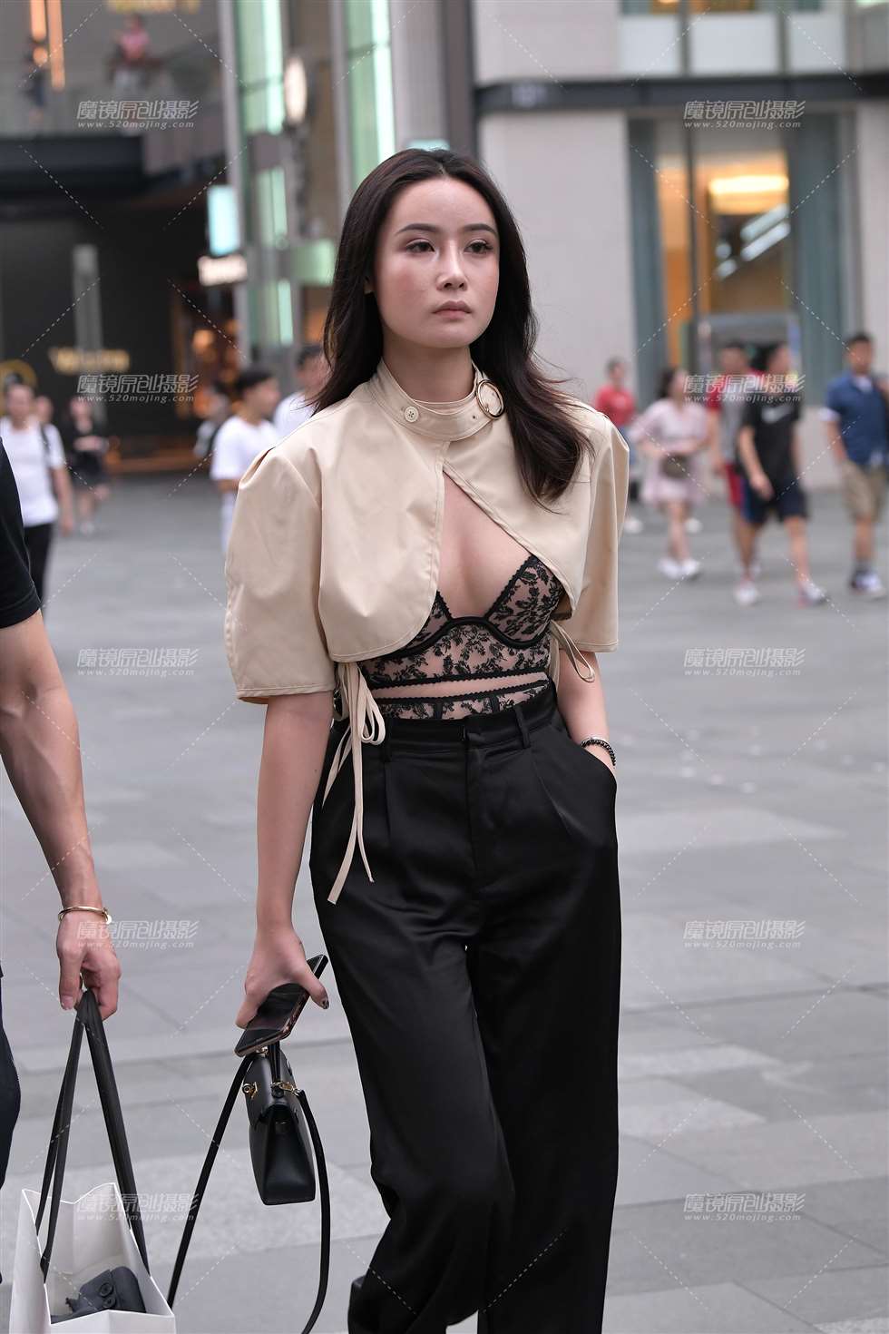 图片[1]-霸气外泄的性感小姐姐-街拍流行馆