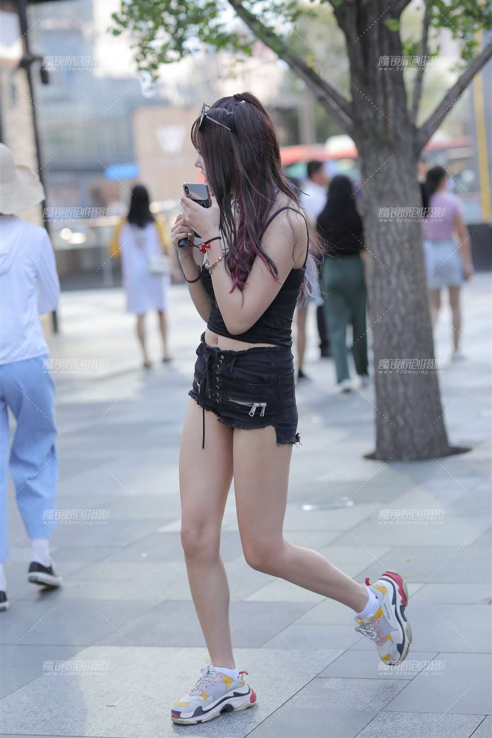 图片[1]-害羞的长腿女孩-街拍流行馆