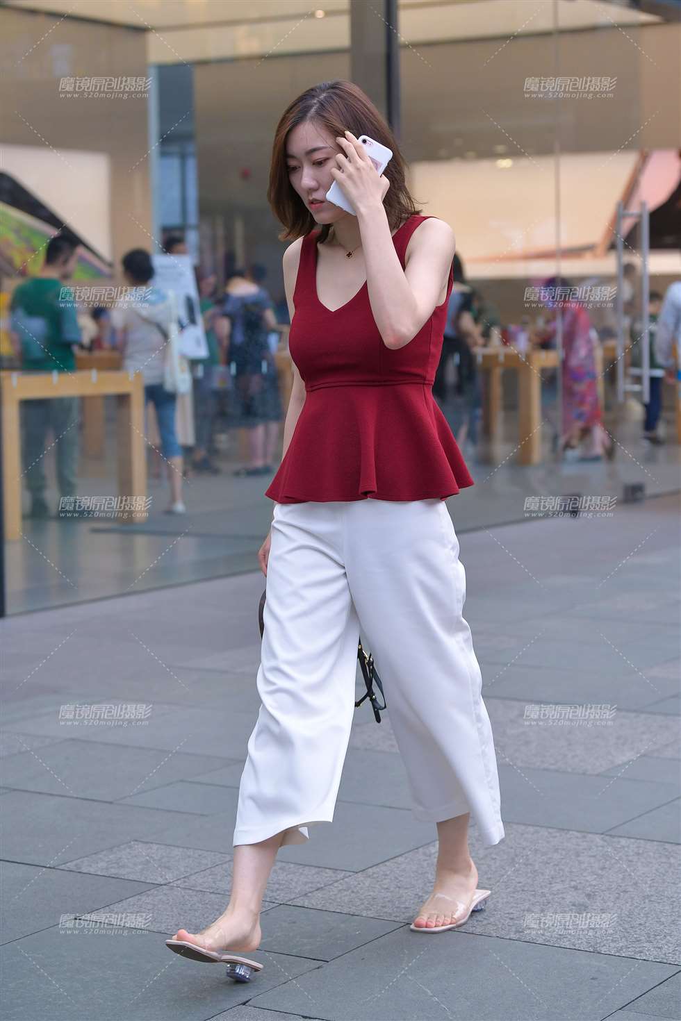 图片[1]-性感白裤美女-街拍流行馆
