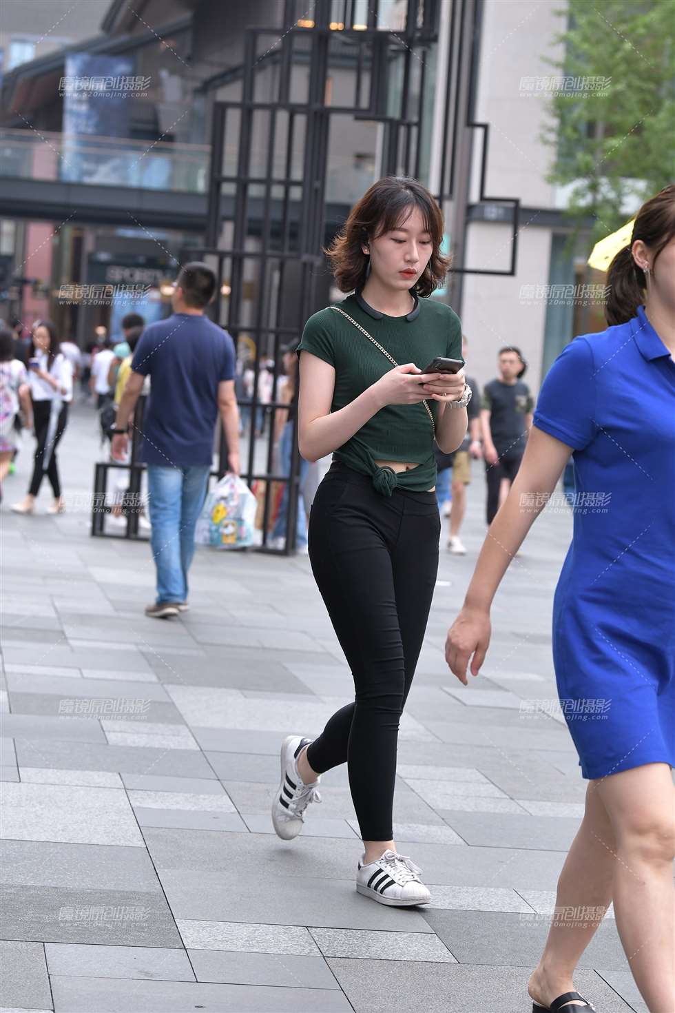 图片[1]-这个黑裤美眉的润臀真不赖~-街拍流行馆