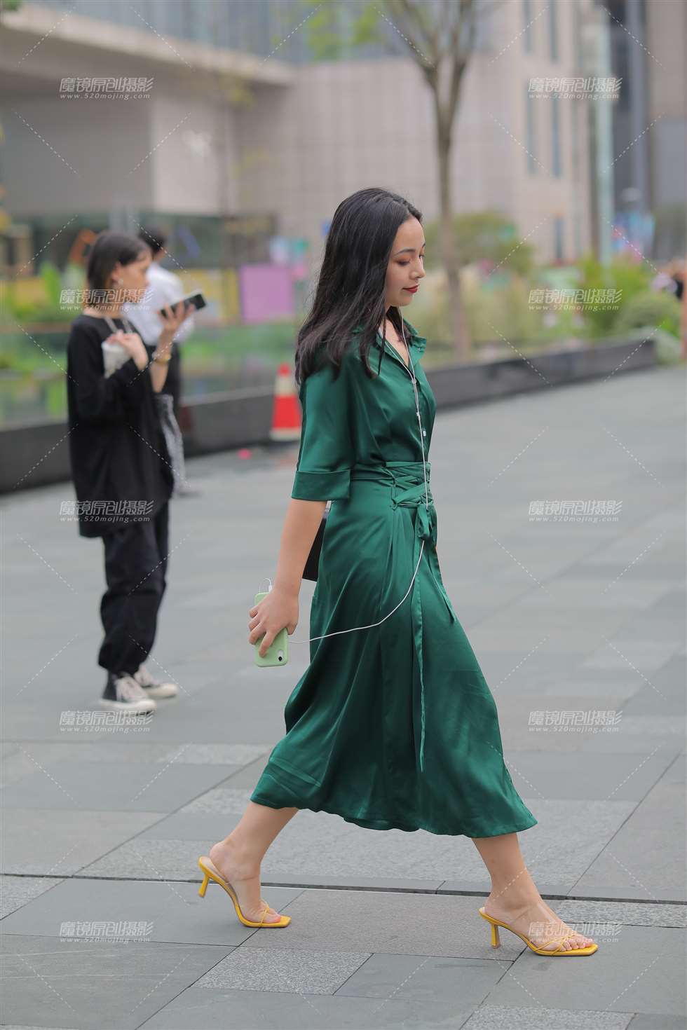 图片[2]-小姐姐看起来大气优雅-街拍流行馆