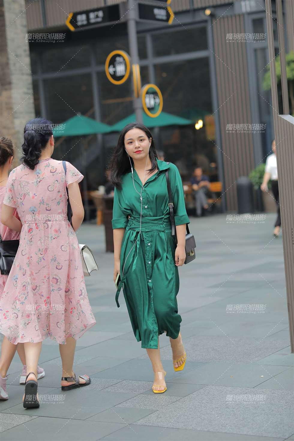 图片[1]-小姐姐看起来大气优雅-街拍流行馆