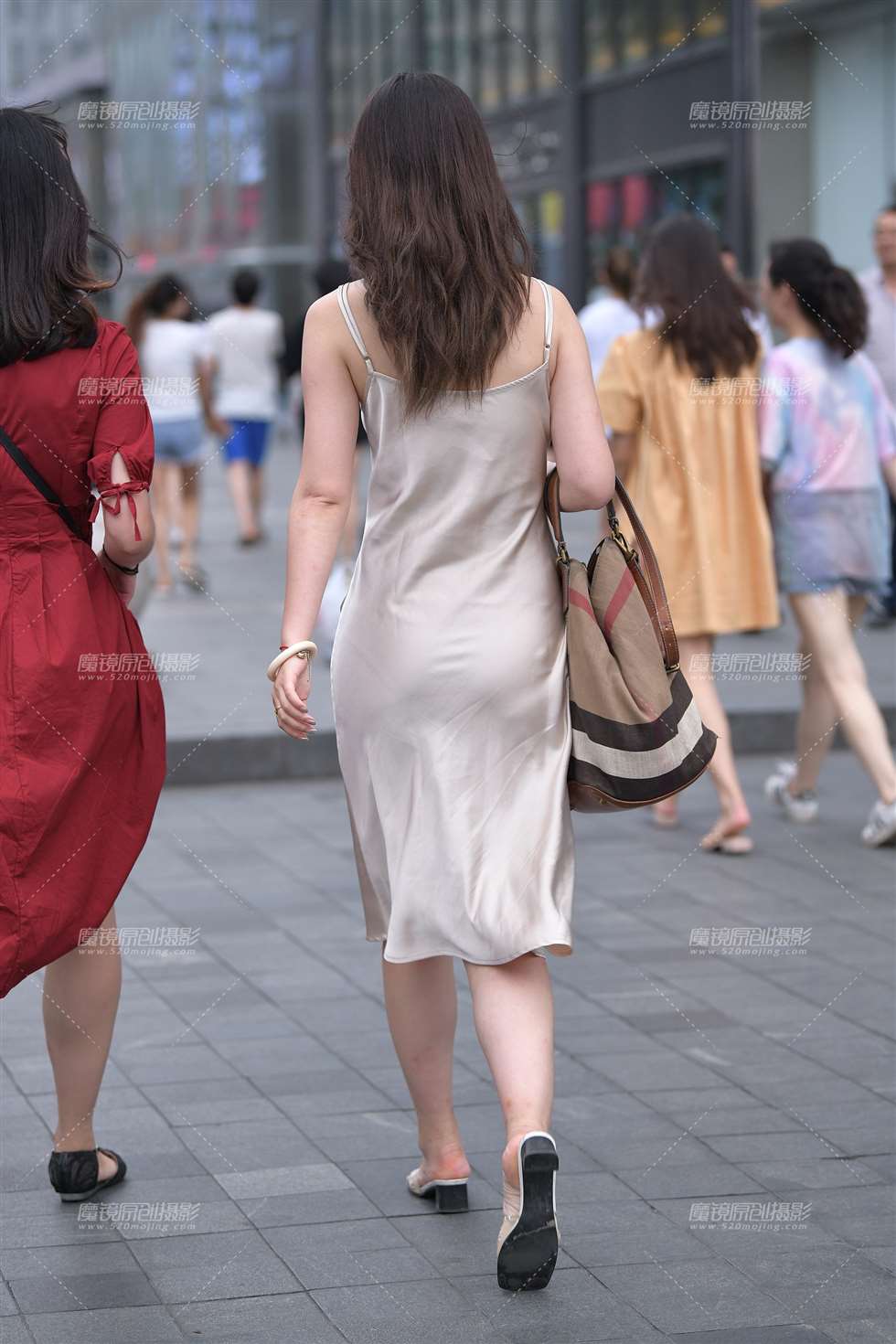图片[2]-吊带裙小姐姐-街拍流行馆