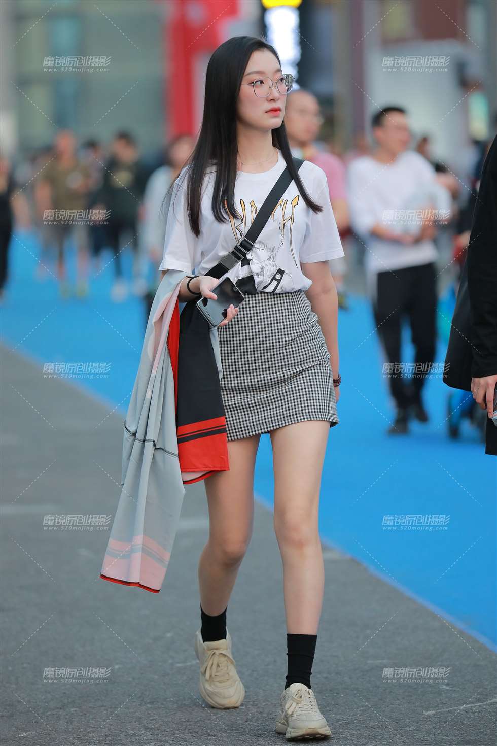 图片[1]-包臀裙长腿小妹-街拍流行馆