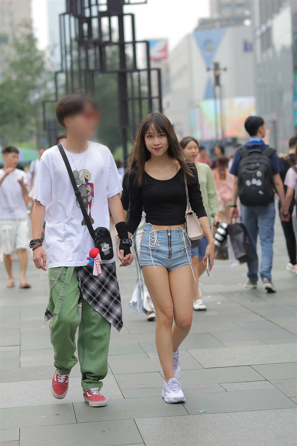 图片[1]-热裤女孩-街拍流行馆