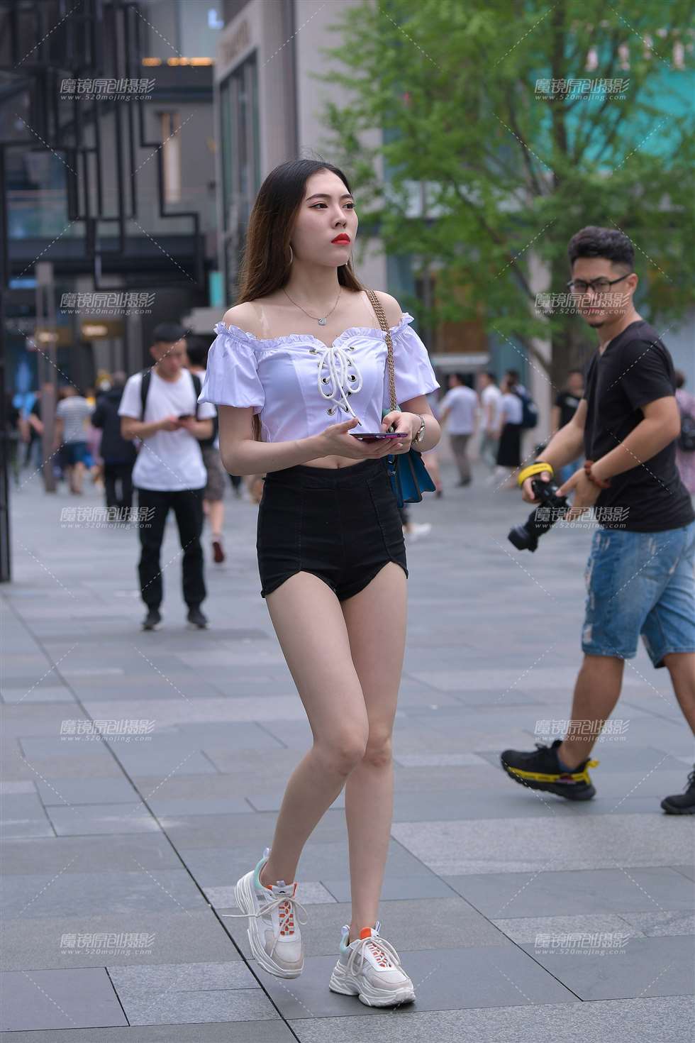 图片[1]-她这双腿真心够长的~-街拍流行馆