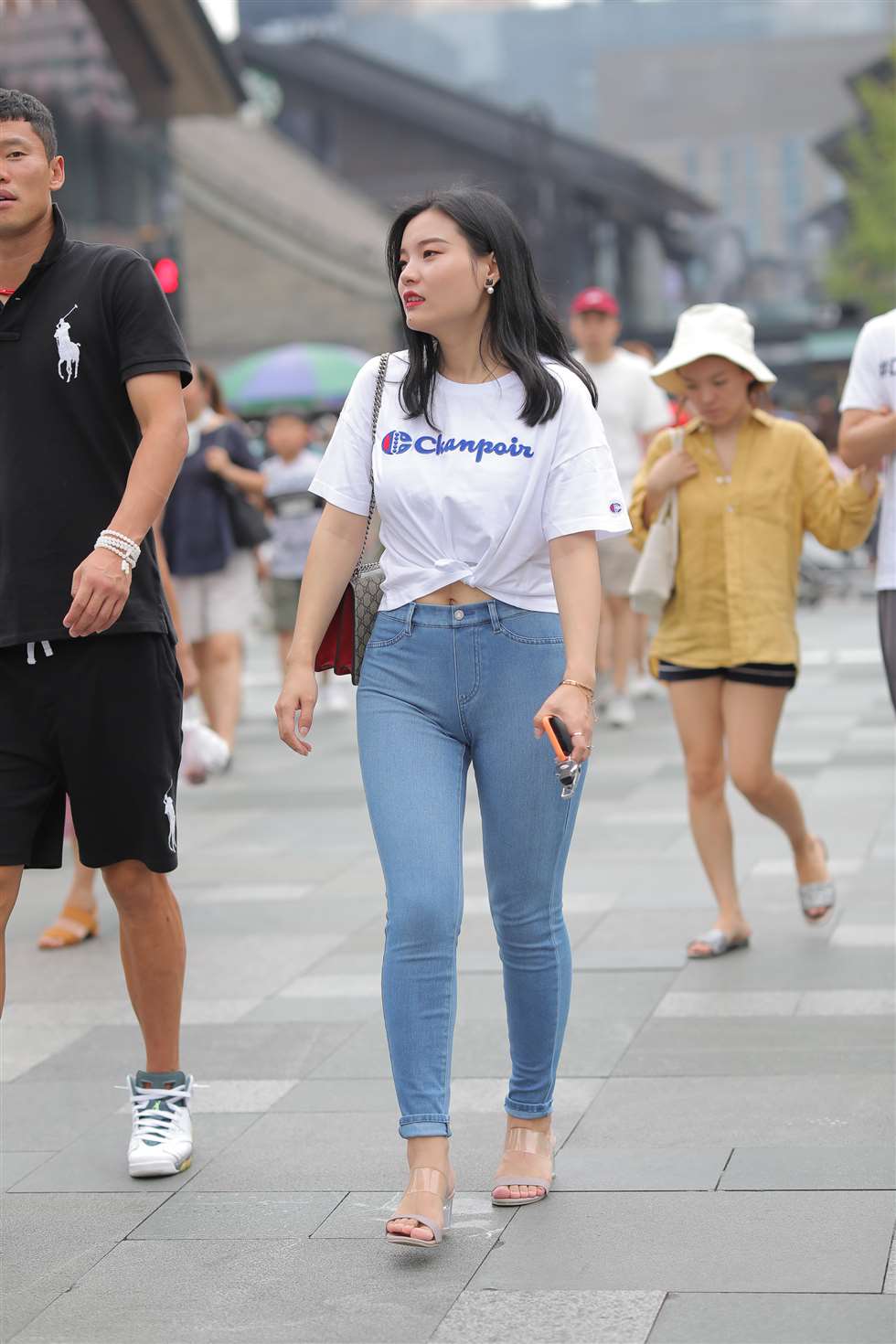 图片[1]-丰满紧身牛仔-街拍流行馆