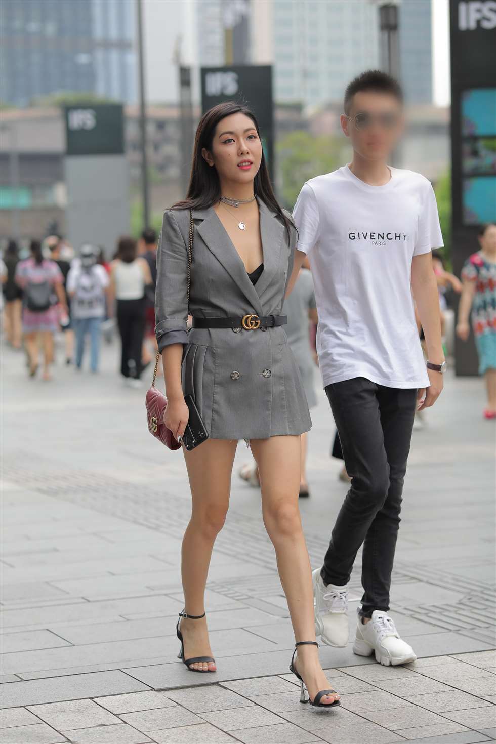 图片[1]-婀娜多姿大长腿气质美女-街拍流行馆