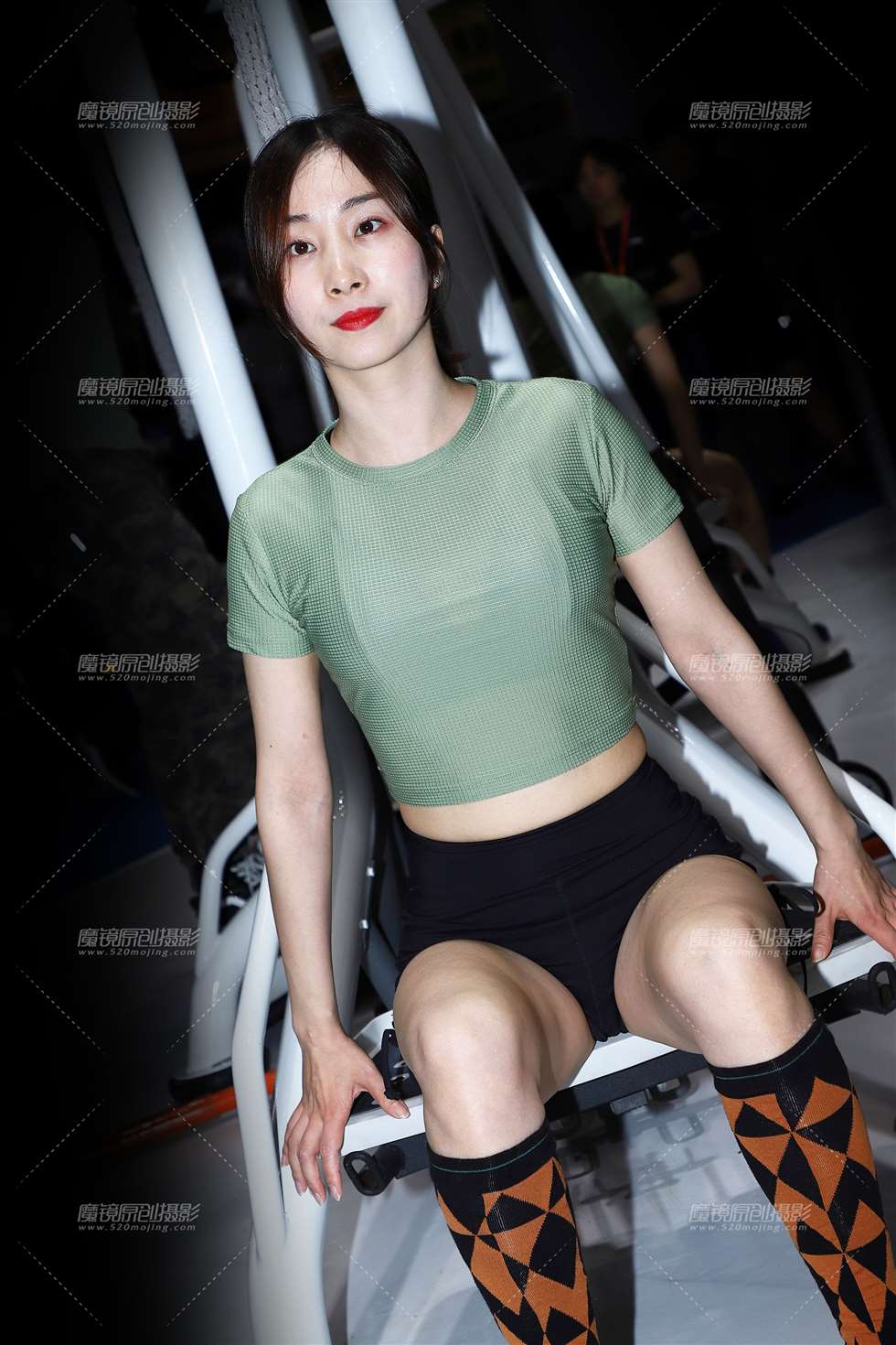 图片[1]-运动中的绿色上衣黑色小短裤-街拍流行馆