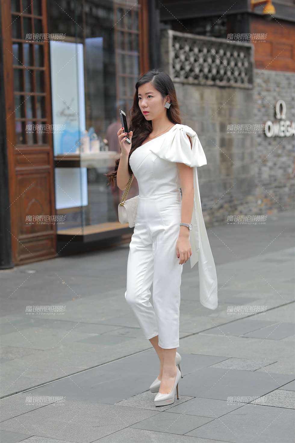 图片[1]-美女穿上高跟鞋 轻松拥有端庄女神气息-街拍流行馆