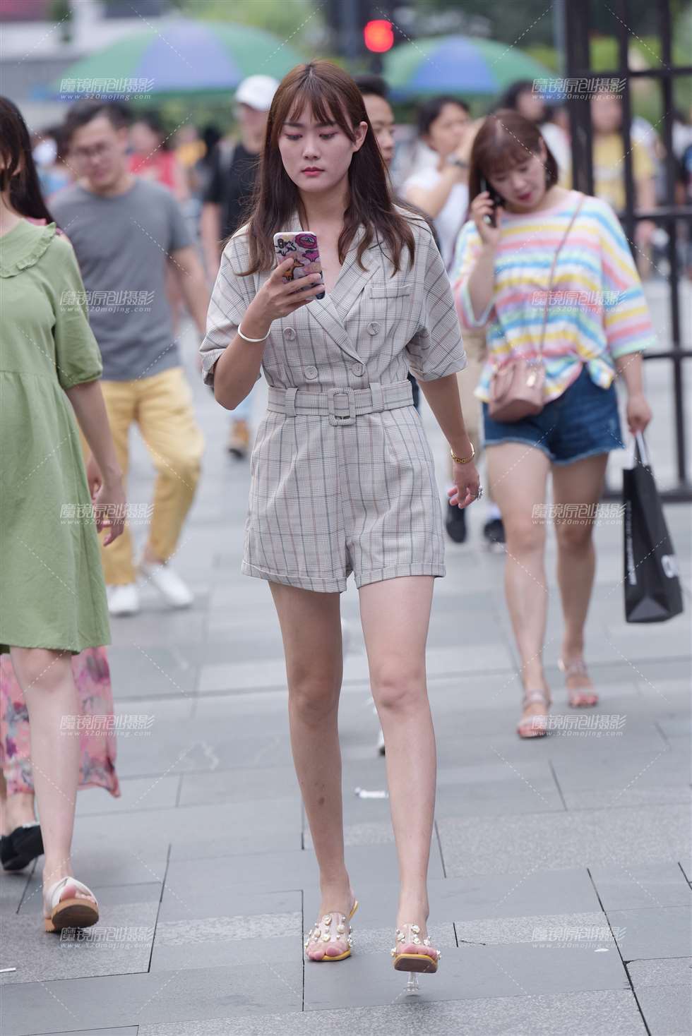 图片[1]-看手机-街拍流行馆