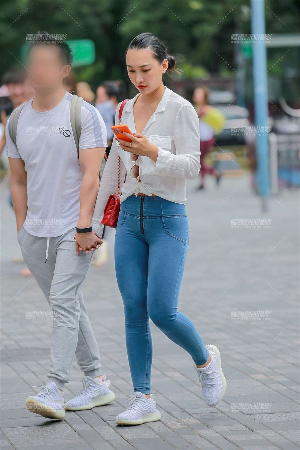 图片[1]-性感紧身裤女友-街拍流行馆