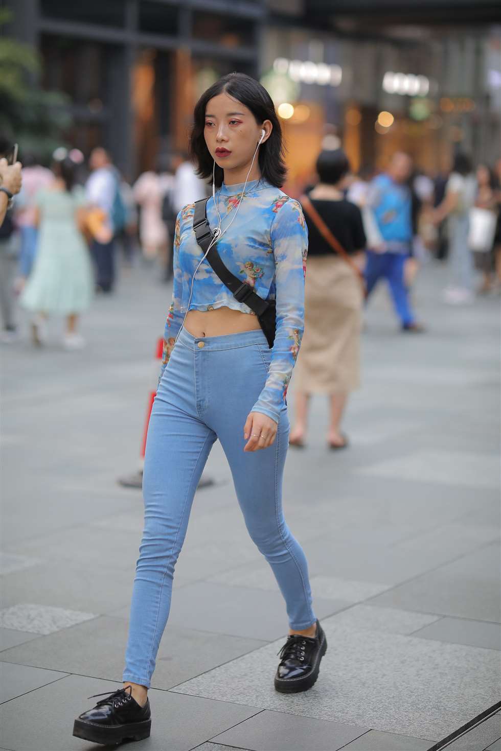 图片[5]-爱穿紧身裤的妹纸-街拍流行馆