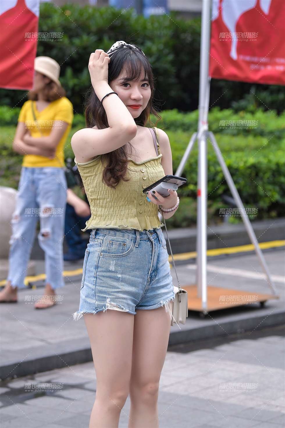 图片[1]-夏日热裤大白腿美眉-街拍流行馆