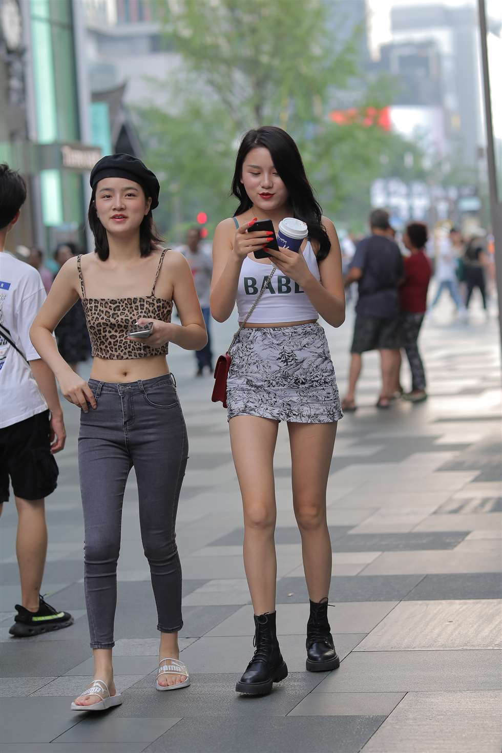图片[1]-长腿 短裙-街拍流行馆