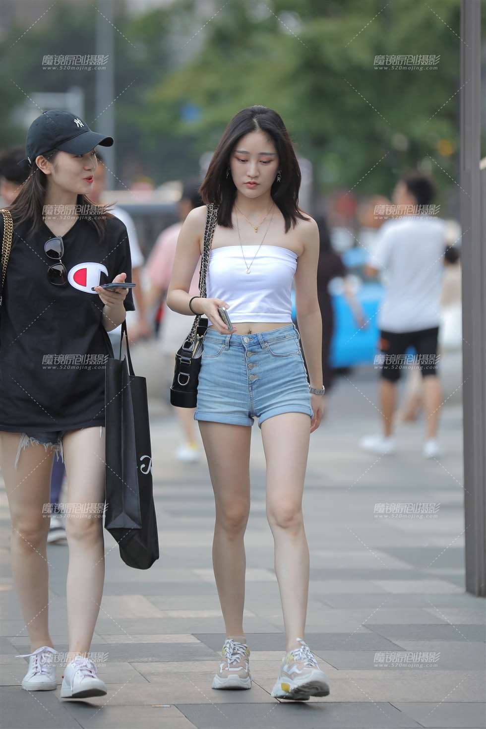图片[1]-热裤女孩-街拍流行馆