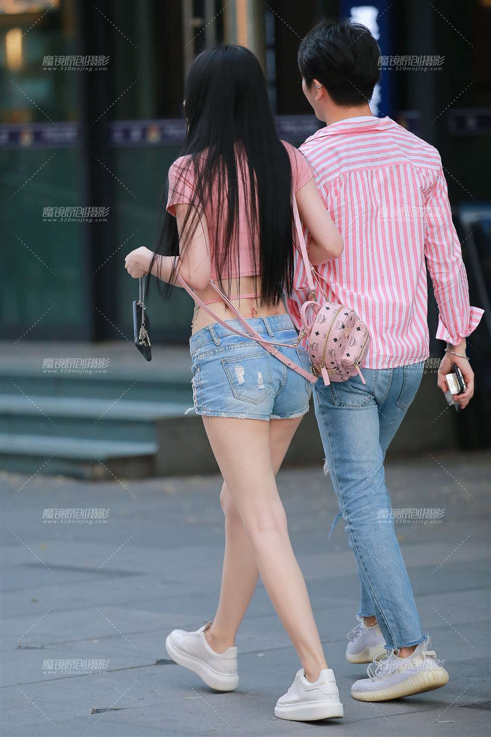 图片[2]-【玻璃赛帖】长腿白嫩女友-街拍流行馆