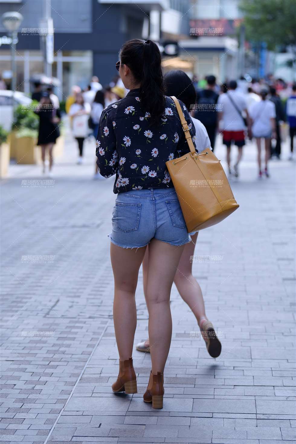 图片[1]-【小默赛帖】1650高挑热裤美女-街拍流行馆