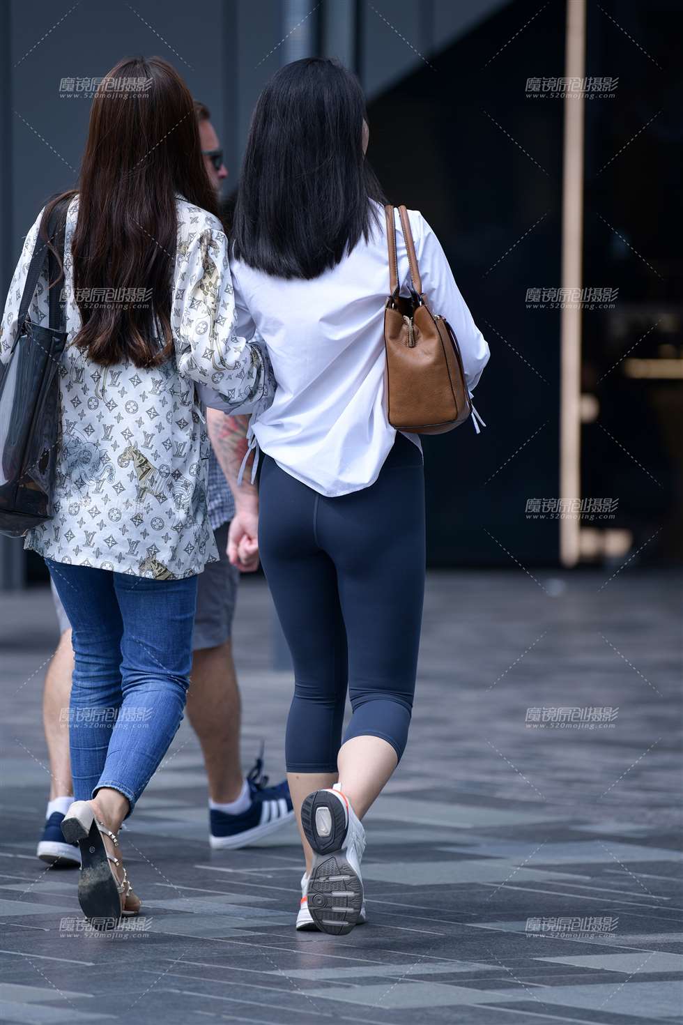 图片[1]-【小默赛帖】1655边说边笑两姐妹-街拍流行馆