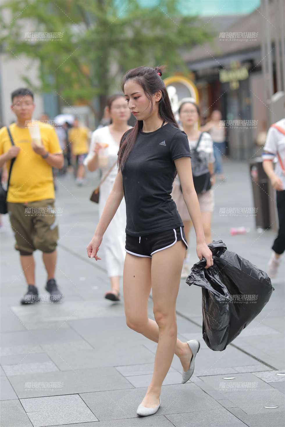 图片[1]-【凯恩赛贴】热爱环保的漂亮女孩-街拍流行馆