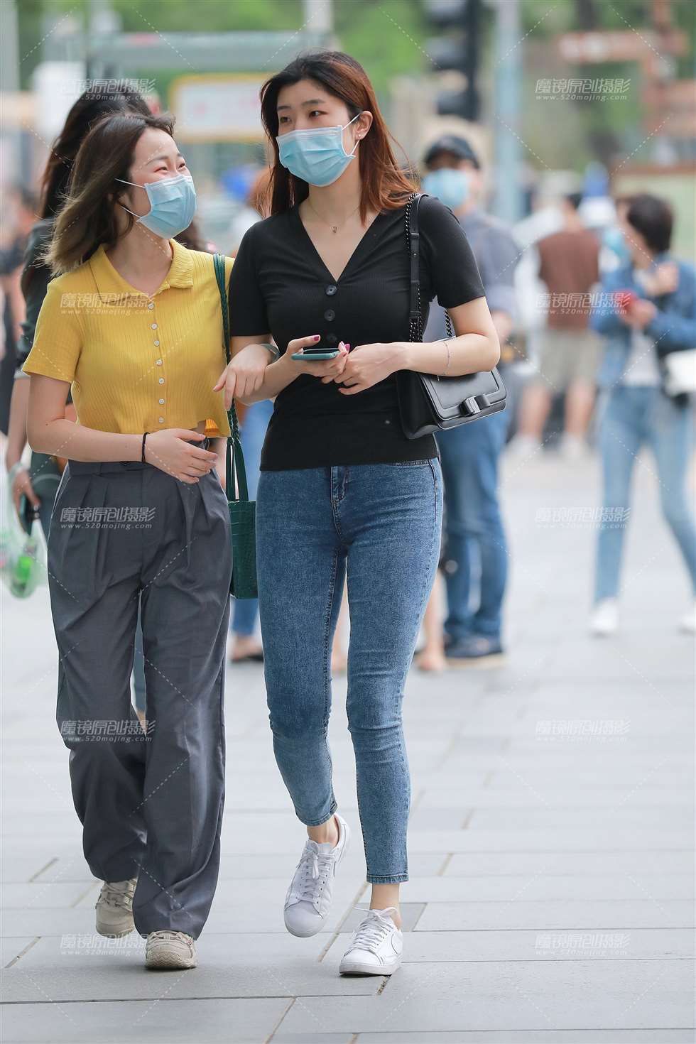 图片[4]-【玻璃赛帖】丰满蓝牛小妹-街拍流行馆