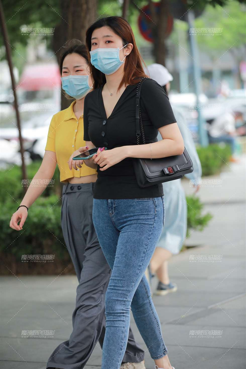 图片[1]-【玻璃赛帖】丰满蓝牛小妹-街拍流行馆