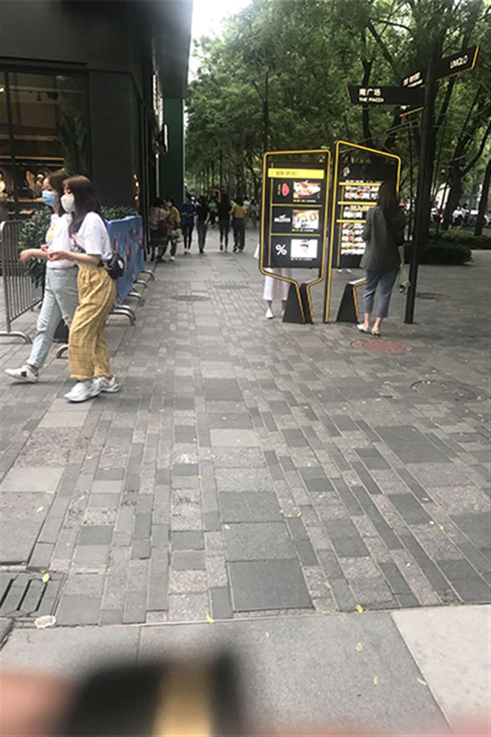 图片[3]-【玻璃赛帖】丰满蓝牛小妹-街拍流行馆