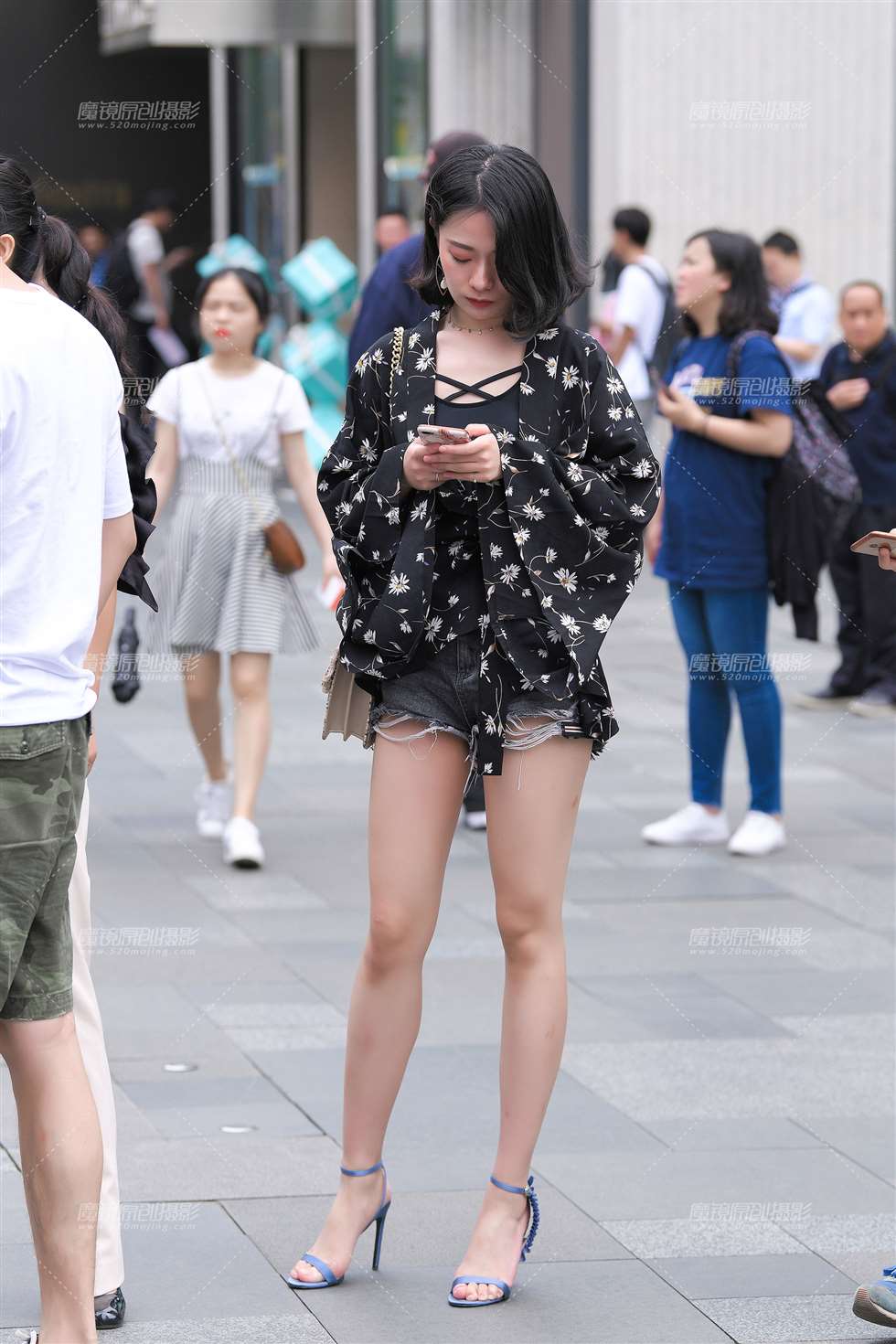 图片[1]-热裤，美腿高跟-街拍流行馆