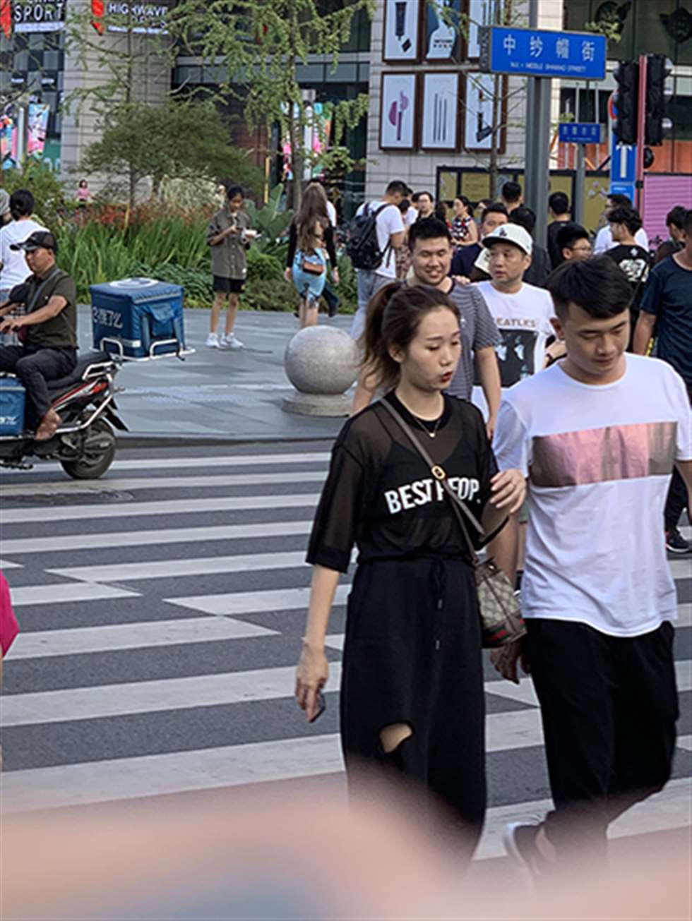 图片[3]-【视觉冲击赛贴】露背~-街拍流行馆