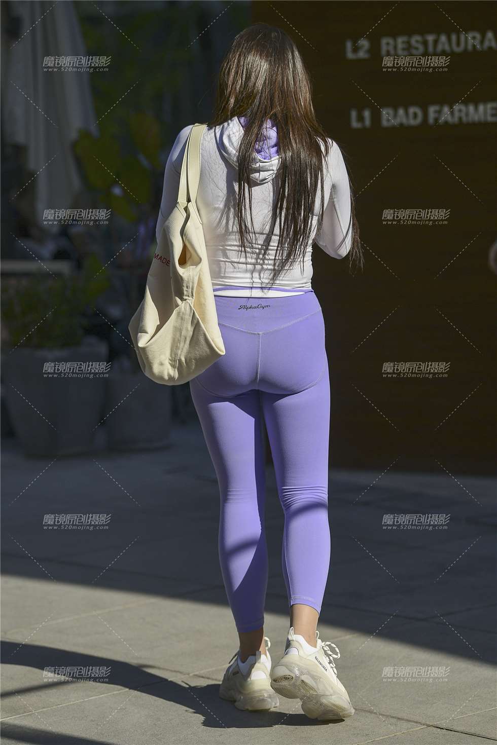图片[2]-凹凸有致的美女性感又迷人-街拍流行馆