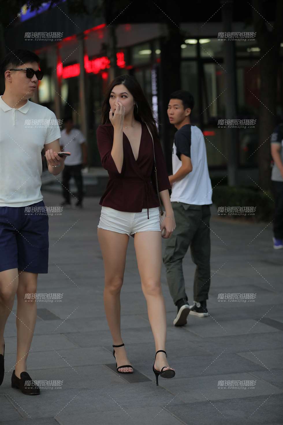 图片[1]-傍晚de热裤大长腿-街拍流行馆