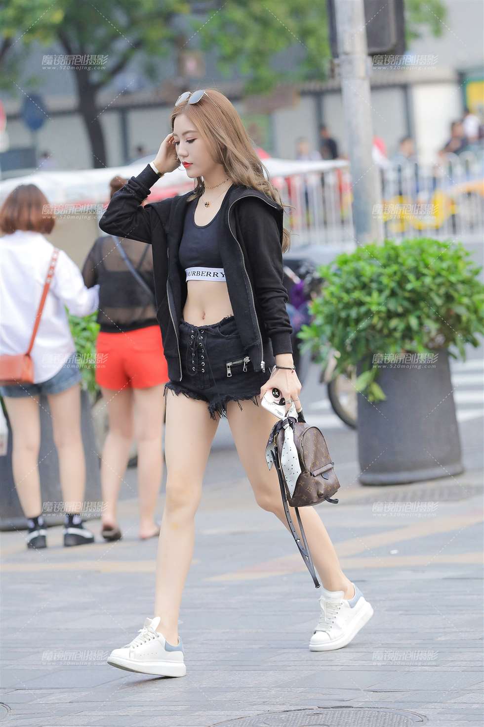 图片[3]-露肚脐的热裤小姐姐-街拍流行馆