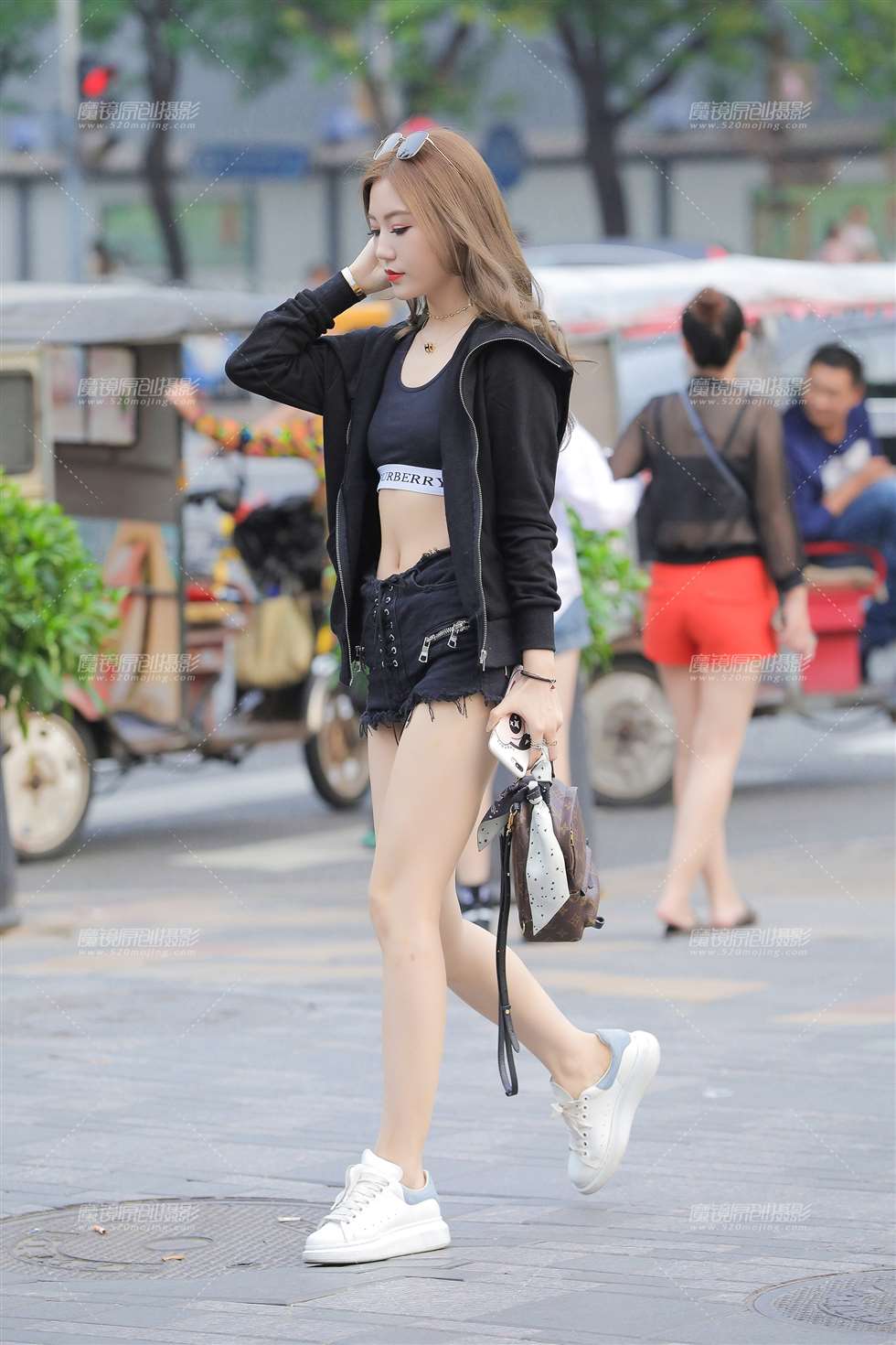图片[4]-露肚脐的热裤小姐姐-街拍流行馆