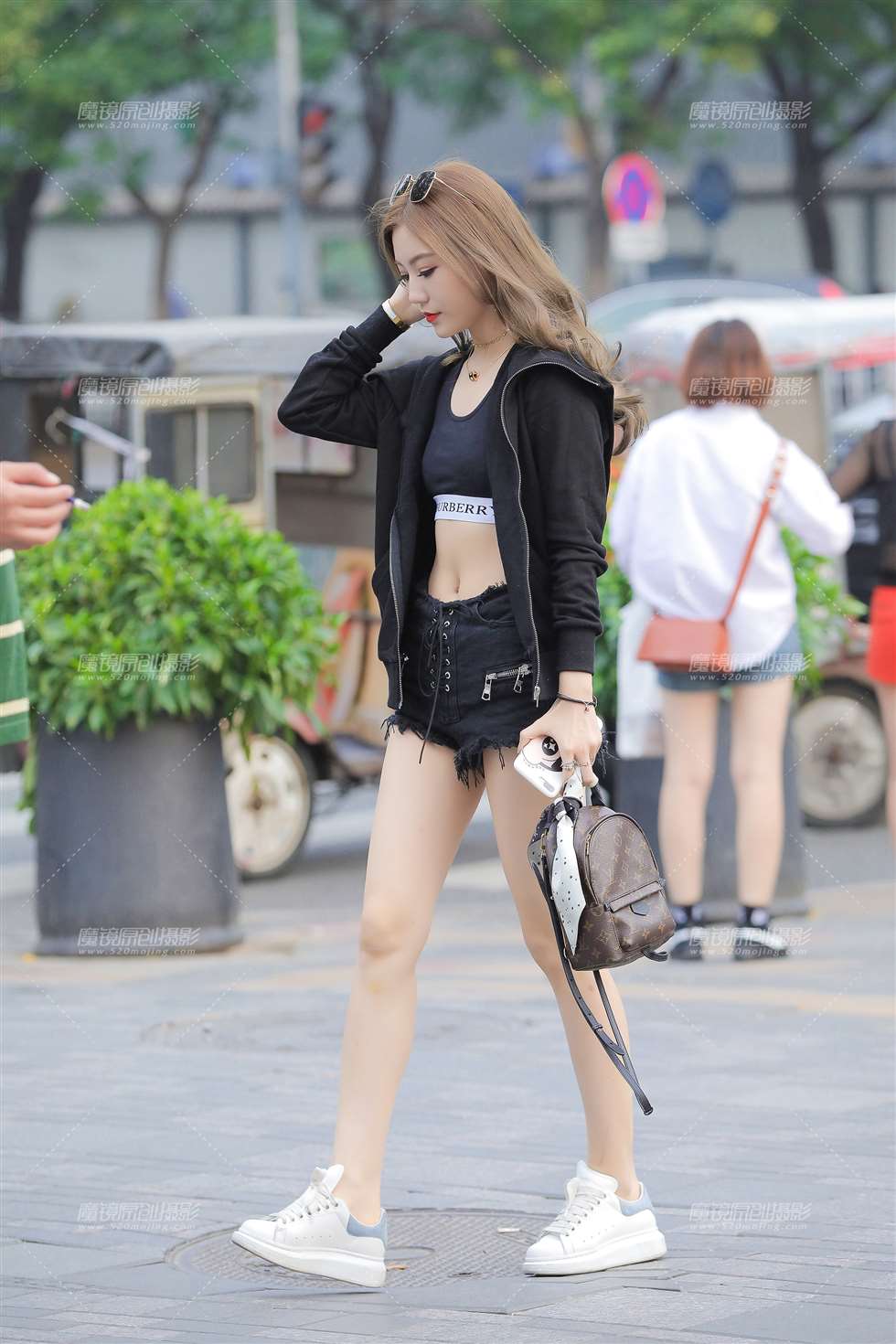 图片[1]-露肚脐的热裤小姐姐-街拍流行馆