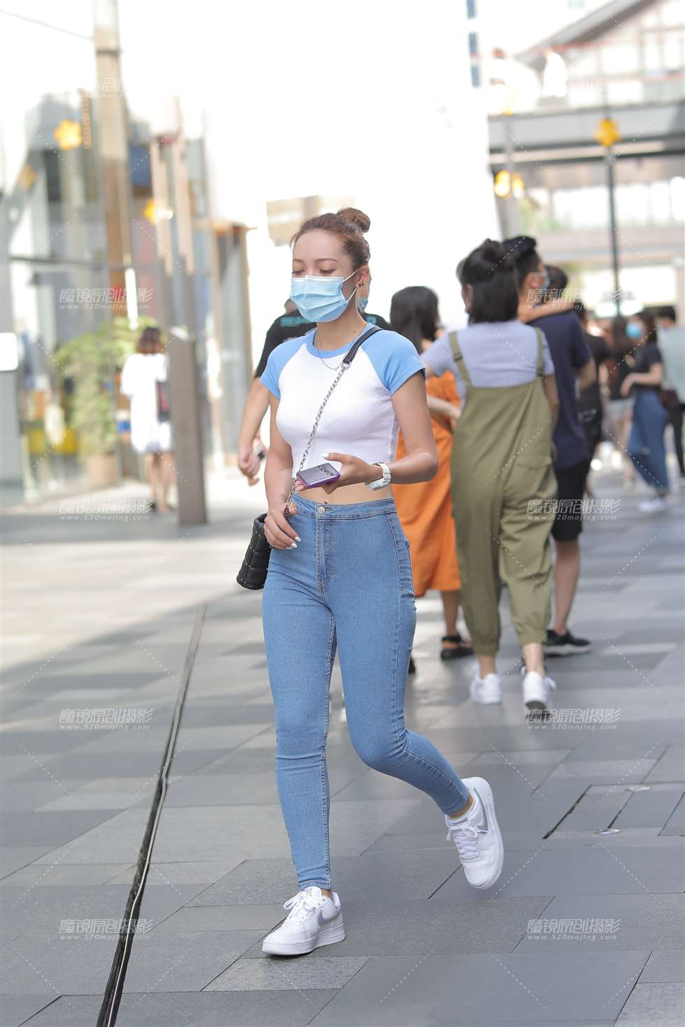 图片[4]-【凯恩赛帖】小姐姐穿紧牛真好看-街拍流行馆