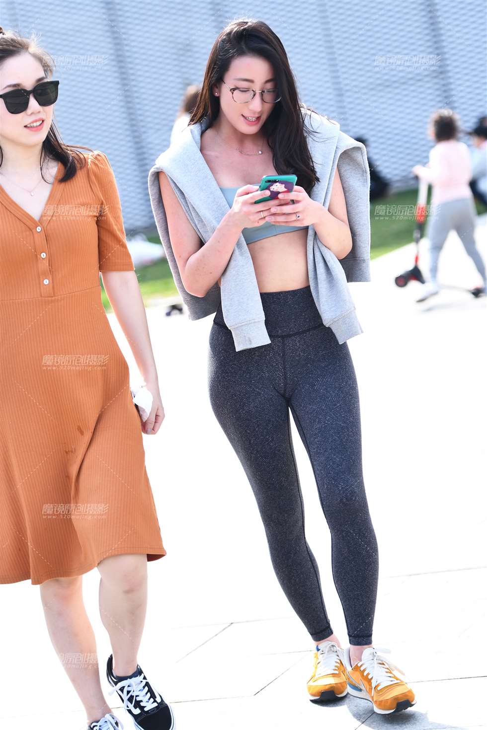 图片[1]-【咔喳赛帖】烟灰色-街拍流行馆